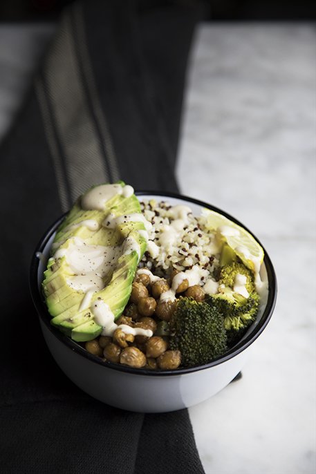 Bowl con quinoa, ceci e avocado