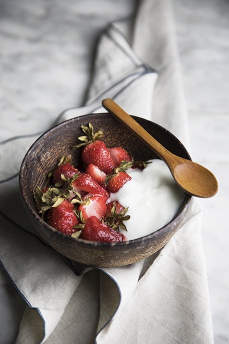 spuntino sano - fragole arrosto con yogurt bianco