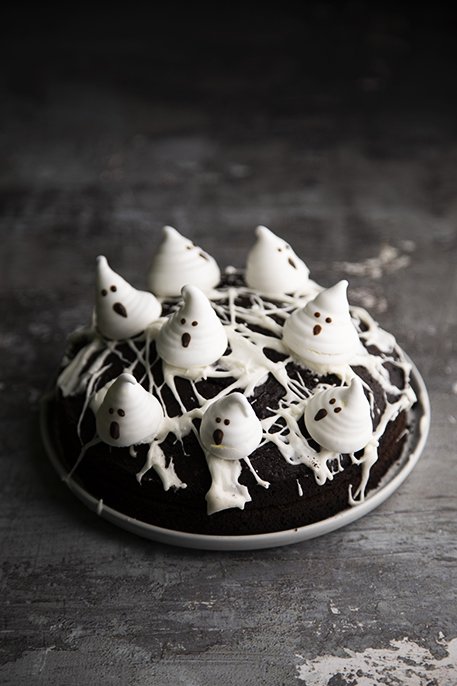 Torta di halloween al cioccolato con i fantasmi